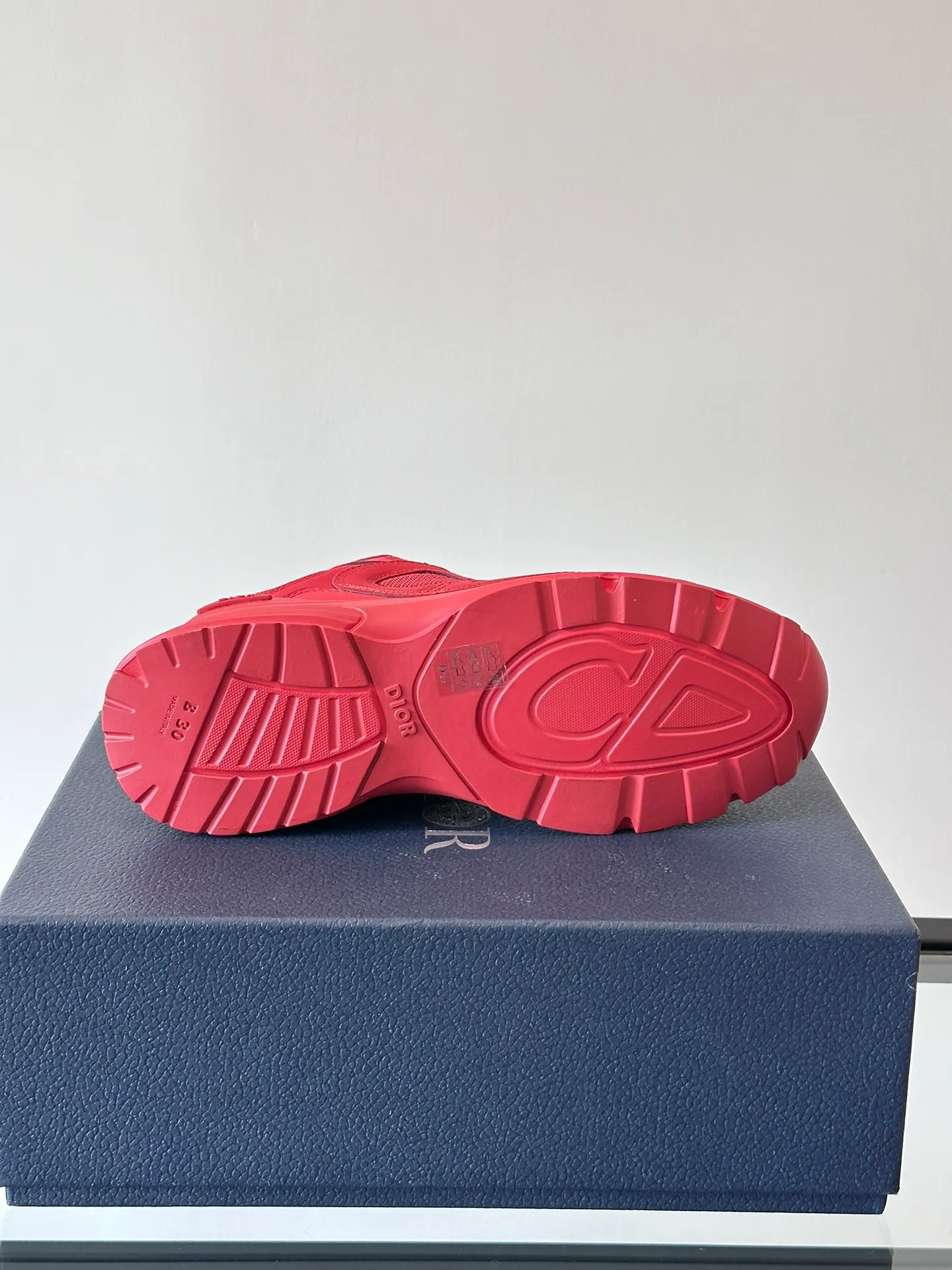 p400《Dio*》Dior B30 series sports shoes, multi-color mesh fabric and multi-color technical fabrics, this season's new B30 low-top sports shoes are one of the flagship styles of the series. Crafted from multicolor mesh and technical fabrics, it's finished with a reflective "CD30" graphic and silver-toned "DIOR B30" and "CD30" logos on the heel and tongue. An extra-light, sculpted rubber sole with signature accents adds style, while internal stretch details create ideal comfort. It can be matched with various casual styles to show a fashionable and modern sports style. Size: 38-44 (45-46 customized)